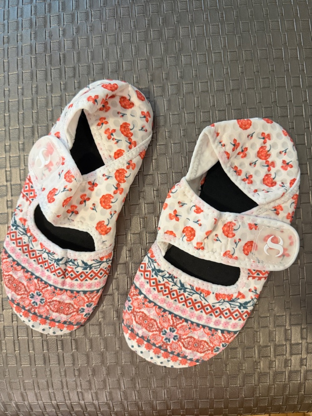 NWOT 💐 Floral Coral & White Mary Jane Slippers